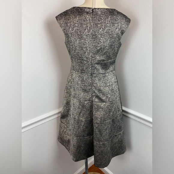 ANNE KLEIN Sleeveless Black & Gold Metallic V-Neck A-Line Dress | Size 4 - Picture 9 of 14